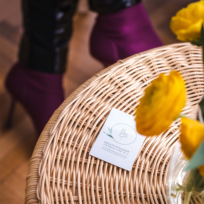 Renate Strasser Visitenkarte mit Blumen auf Tisch